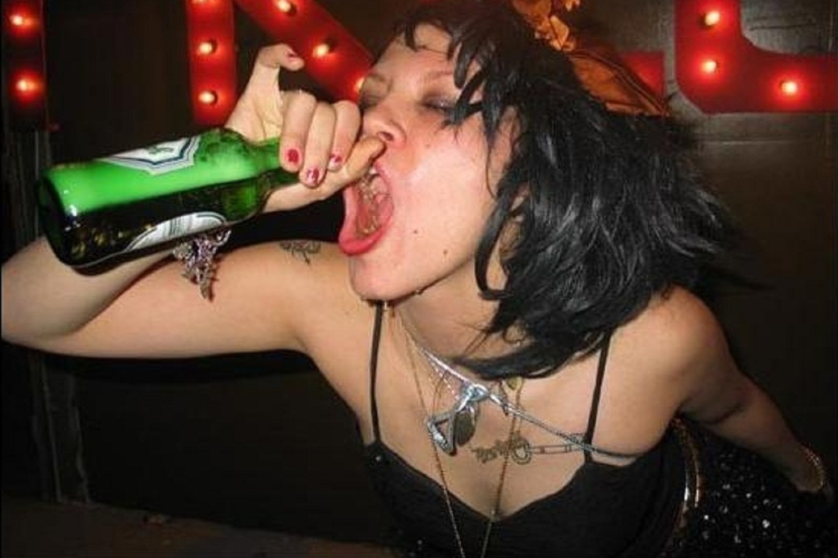 Пьяная девушка уже не хозяйка своей манде