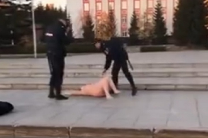 Развратная полицейская раздевается перед ухажером