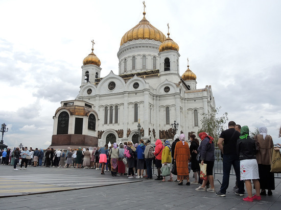 Благодатный огонь доставили в храм Христа Спасителя и Главный храм ВС России