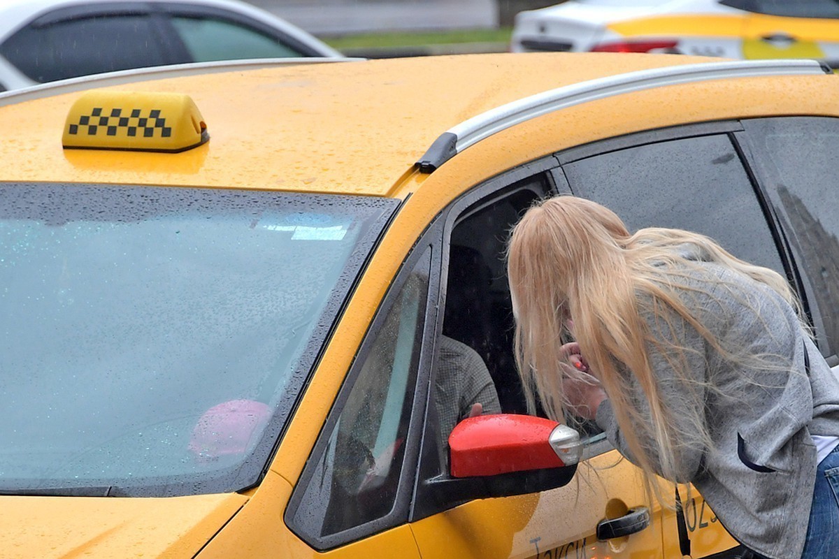 Девушку с разноцветными волосами долбят в жопу в такси на сиденье