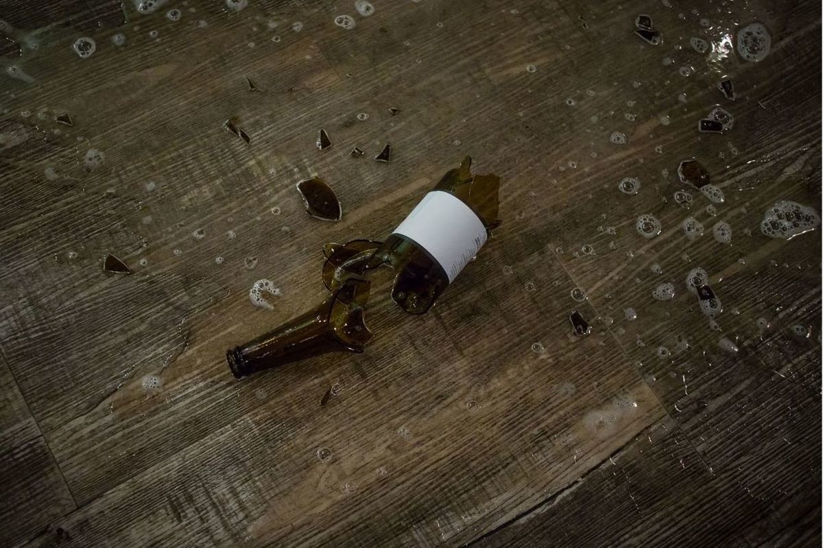 Разбитая бутылка вина на полу