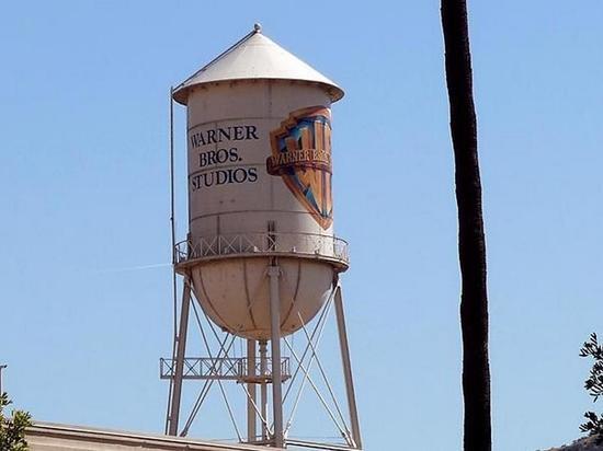  Warner Bros.      