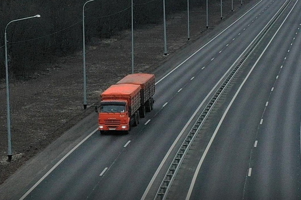 в данной ситуации преимущество имеет грузовой автомобиль