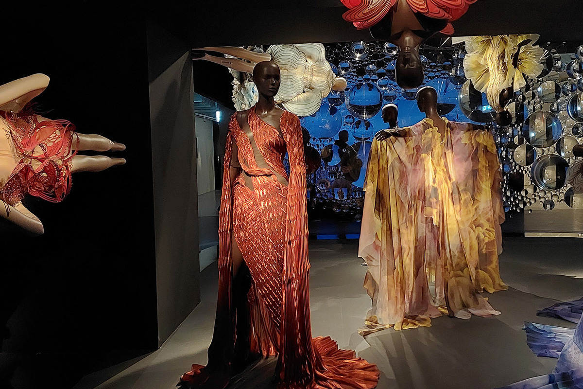 Брижит Макрон и принцесса Максима посетили выставку Ирис Ван Херпен: платья-скелеты, раковины, магма