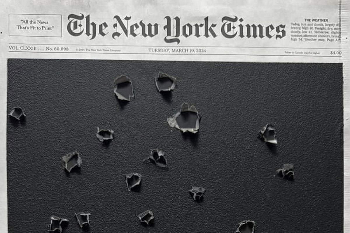 Изрешеченная пулями черная плоскость: японский художник отозвался на трагедию в Москве