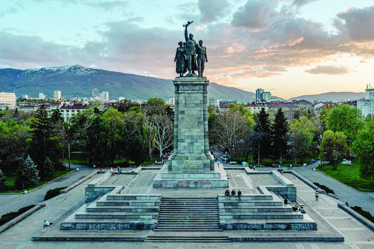 Профессор Софийского университета рассказал, почему в Болгарии сносят советские памятники