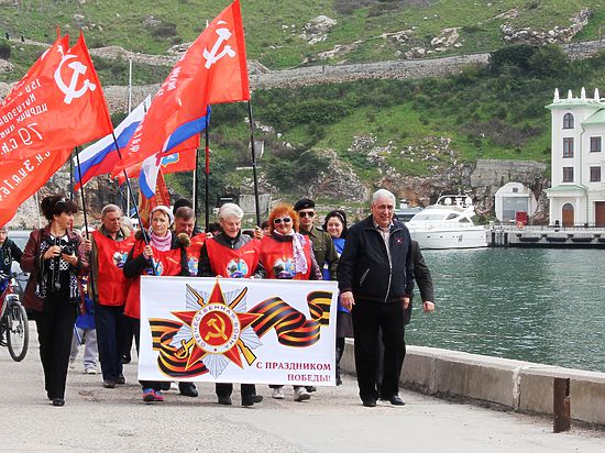 Севастопольские моржи отметили освобождение Балаклавы заплывом (фото)