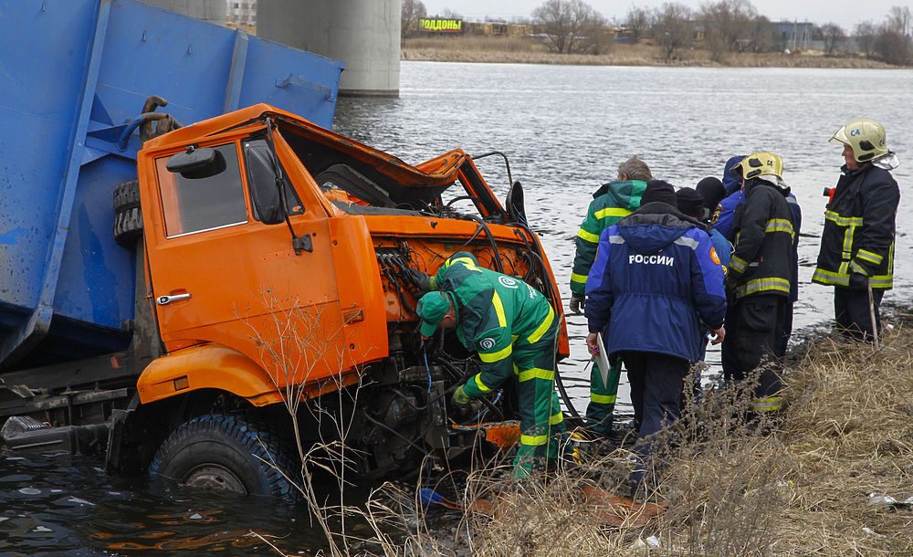 Фоторепортаж с места аварии на МКАД: грузовик "Камаз" упал в реку с моста