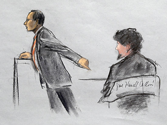 Суд продемонстрировал снимки внутренних камер наблюдения: подсудимый демонстрирует судьям средний палец
