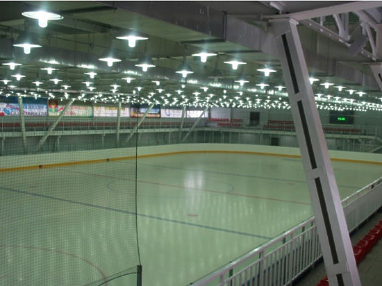 Ледовый дворец спорта в Чике стал не только центром притяжения для молодых спортсменов, но и ареной хоккейных сражений.