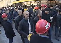 В Киеве разъяренные шахтеры смели оцепление у администрации Порошенко