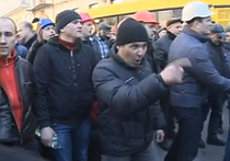 Украинские шахтеры сломали забор администрации президента