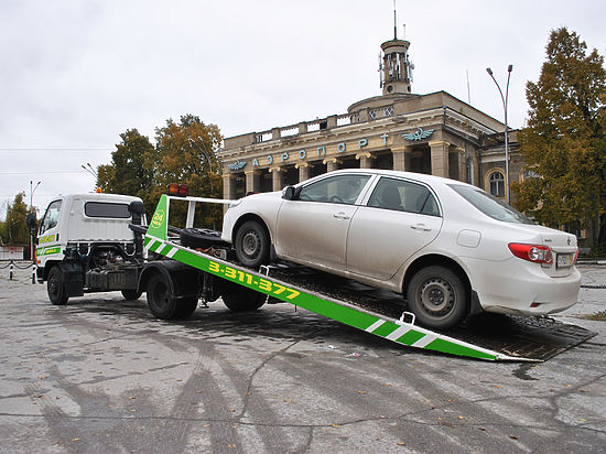В России собираются запретить эвакуировать неправильно припаркованные автомобили