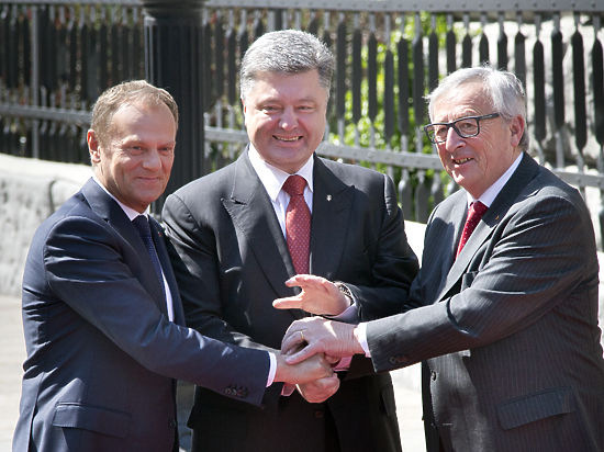 «На заседании украинского правительства английский звучит, по крайней мере, чаще, чем русский», - похвастался президент «незалежной»