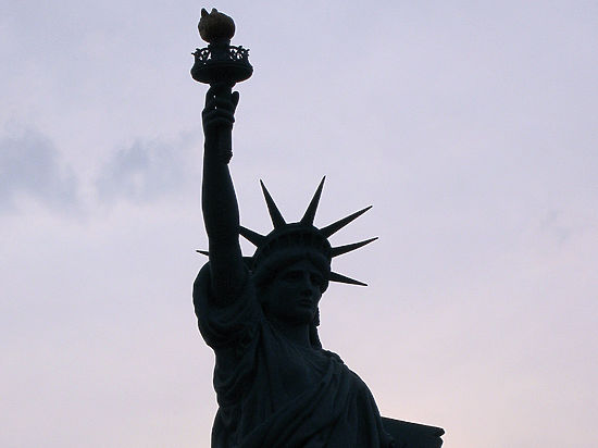 Политические решения государства все больше соответствуют интересам небольшого количества людей экономической элиты, говорят исследователи