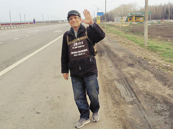 Сын солдата идет 2 000 километров пешком к Вечному огню в Москву из Еревана