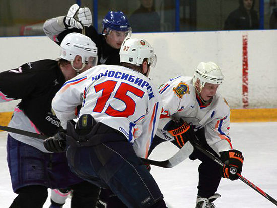 В последний уик-энд апреля кубковыми баталиями в Новосибирске завершили хоккейный сезон коллективы физкультуры (КФК)