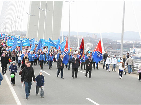 Профсоюзы принимают участие. Демонстрация 1 мая колонна профсоюза. 1 Мая Владивосток 2013 год. 1 Мая Владивосток 2013 год сцена.