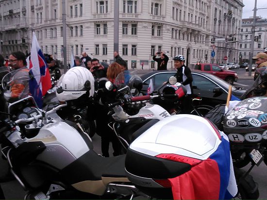 В Вене байкеры вместе с послом РФ возложили цветы к памятнику