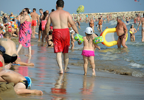 Москвичей заманивают на пляжи надувными кругами