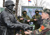 Памятник "зеленым человечкам" открыли в Белогорске, на очереди - Москва