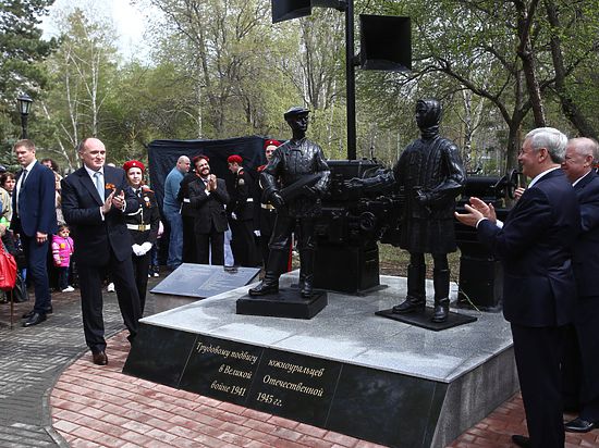 В челябинском Саду Победы установили памятник труженикам тыла