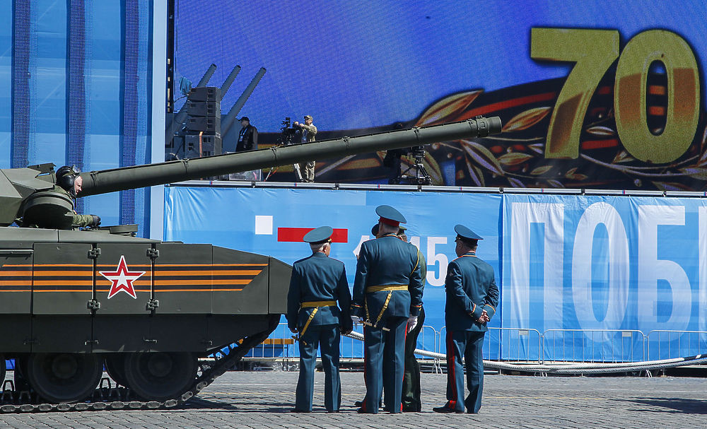 Остановившийся на Красной площади танк «Армата»