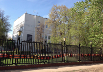 Самую длинную георгиевскую ленточку натянули в московской школе "Класс-Центр"