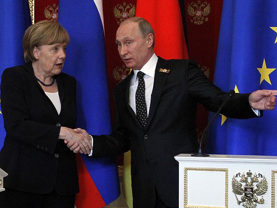 Канцлер Германии впервые за долгое время улыбнулась президенту России