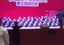 В Китае хор из 80 человек рухнул под сцену и продолжил петь