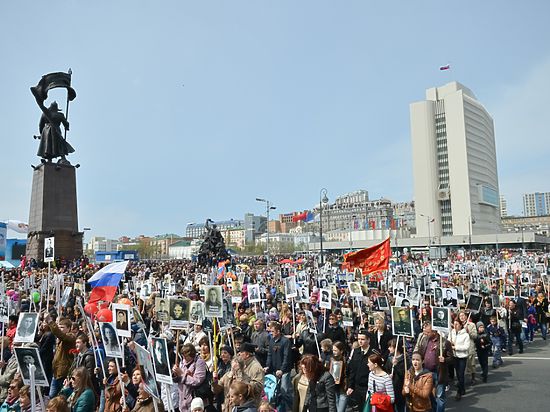 Население владивостока. Бессмертный полк Владивосток. Владивосток население. Люди Владивостока население. Бессмертный полк в КНДР.