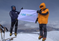 На вершину Эльбруса водрузили флаг с символикой ШОС и БРИКС