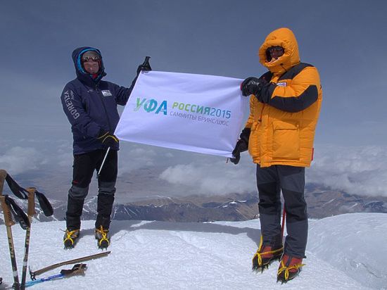 На вершину Эльбруса был поднят флаг с официальной символикой саммитов Шанхайской организации сотрудничества и группы БРИКС