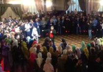 Кадыров исполнил лезгинку на свадьбе 17-летней девушки