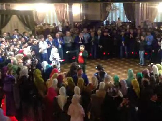 На свадьбе в Грозном присутствовали многочисленные гости и журналисты