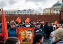 По Красной площади прошел марш пионеров с портретом Сталина