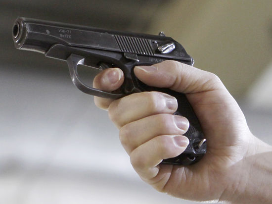 Желание сделать эффектный снимок с пистолетом трагически закончилось для молодой москвички в четверг в офисе фирмы на Есенинском бульваре