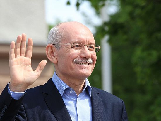 В Уфе состоялся общегородской праздник для выпускников школ - «Весенний бал», в котором приняли участие 4,5 тысяч школьников