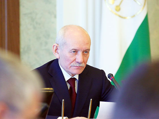 Рустем хамитов глава. Рустем хамитов уфа орджониеи. глава республики башкортостан с надписью.