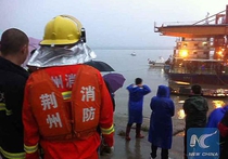 Пассажиры затонувшего китайского судна взывают о помощи с 15-метровой глубины