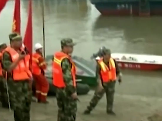 Сотни человек остаются под водой