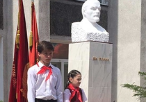 В Улан-Удэ установили бюст Владимира Ленина, хранившийся в рескоме КПРФ с советских времен