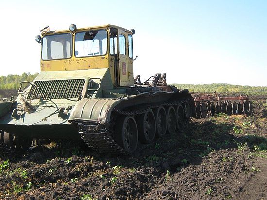 В сибирской деревне не нарадуются на тракторы-танки