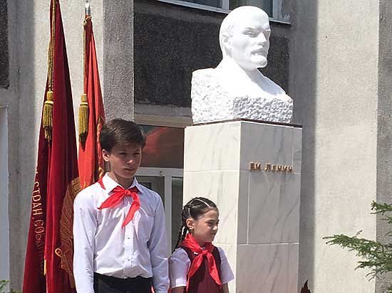 Двухметровая скульптура вождя мирового пролетариата появилась на улице Коммунистическая, 49, возле здания Бурятского рескома КПРФ