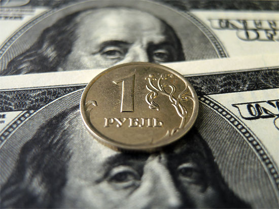 По его прогнозу, курс российской национальной валюты за полгода упадет к доллару на 2-3 рубля