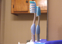 Ученые: 60 процентов зубных щеток "заражены" чужими фекалиями