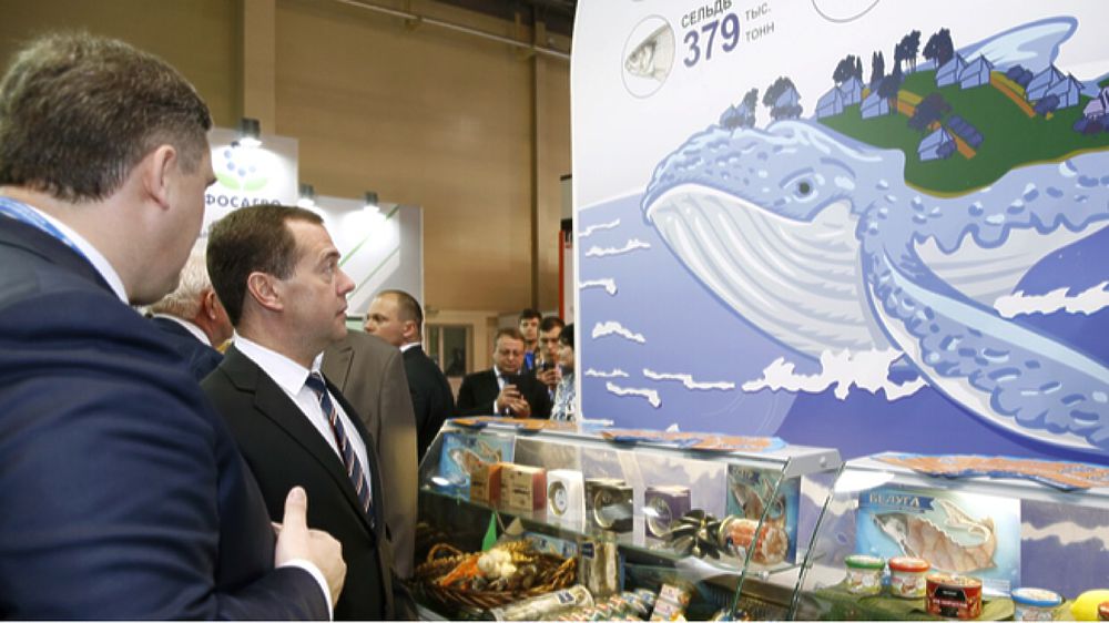 Дмитрию Медведеву показали картину из колбасы