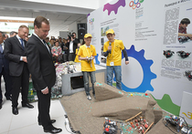 Медведеву показали робота-пчеловода