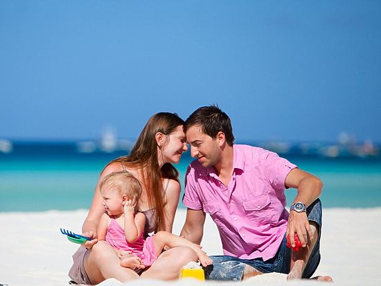 Светит желтое солнце, шепчет прибой, чайки кричат над головой