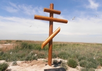 В память о школьниках и педагоге, погибших пять лет назад на Ейской косе, поставили новый крест